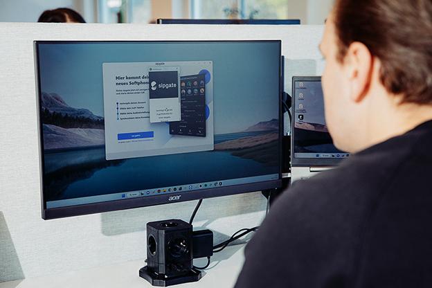 Manuel entdeckt die sipgate App über seinen Laptop.