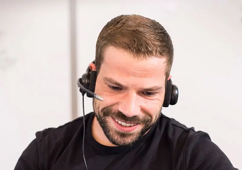 sipgate Mitarbeiter Stefan im Anruf